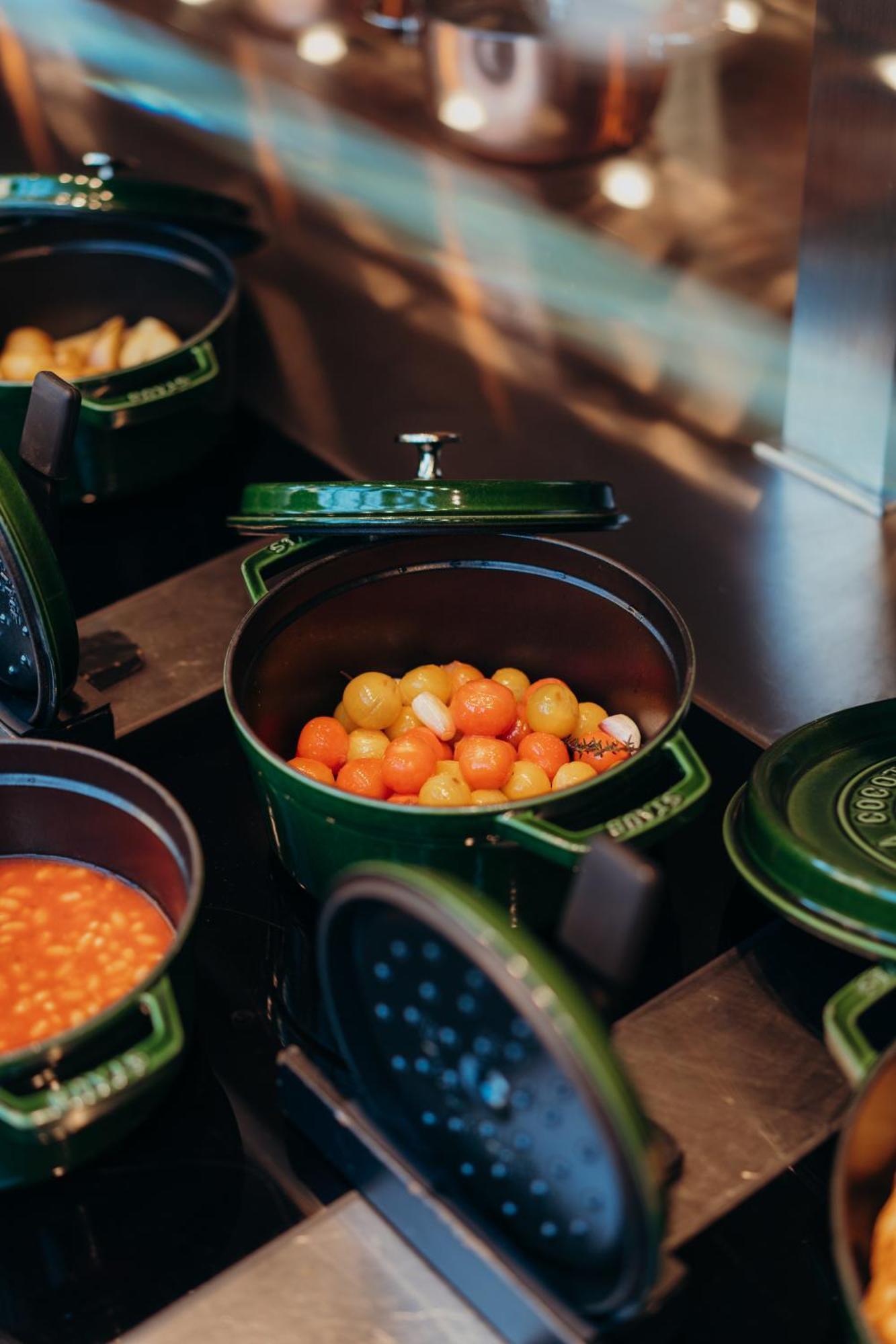 Sly Berlin酒店 外观 照片 A Le Creuset cast iron pot
