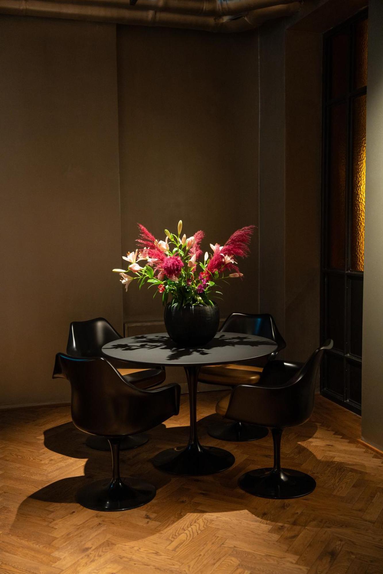 Sly Berlin酒店 外观 照片 A table with a flower arrangement