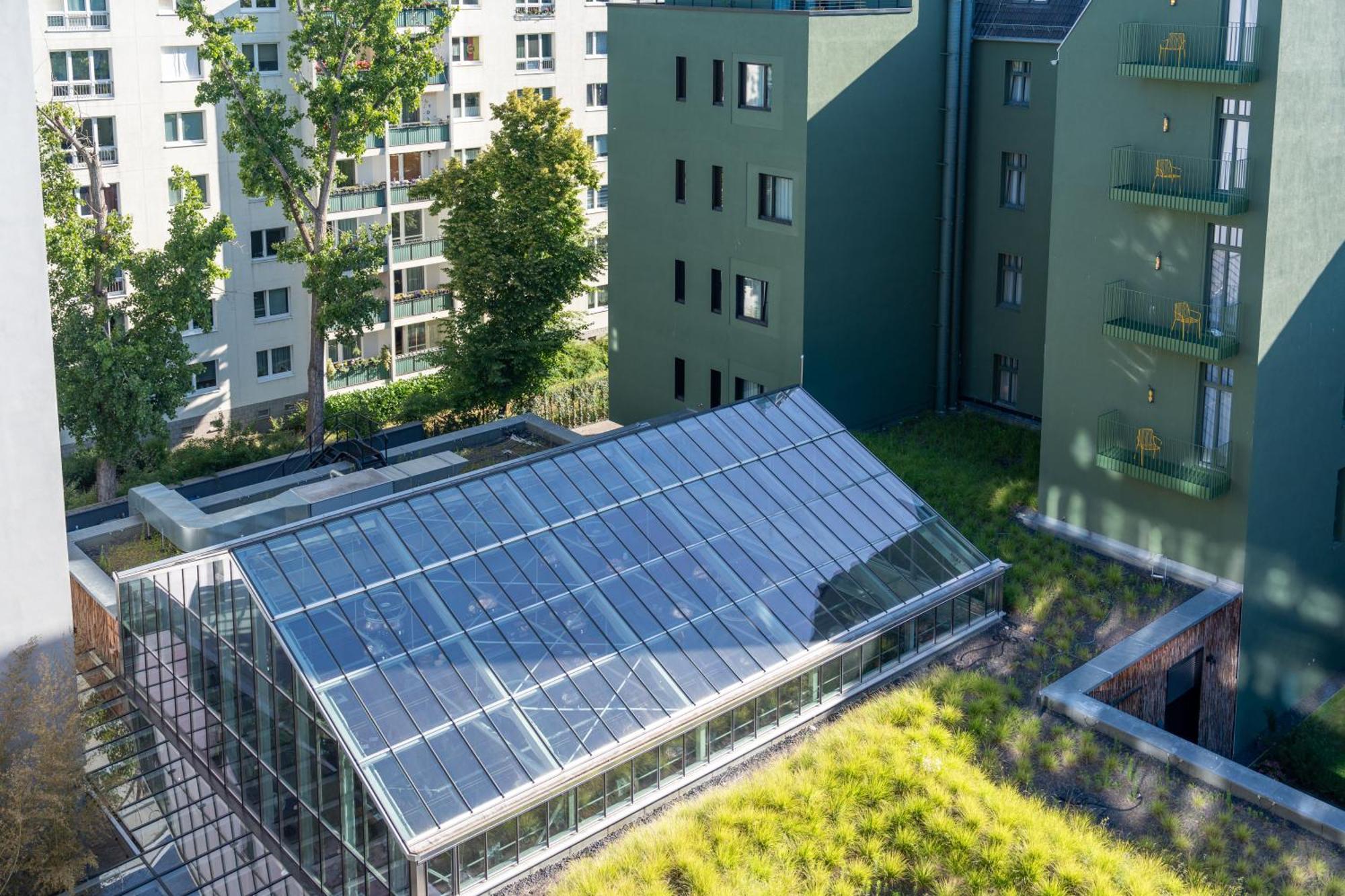 Sly Berlin酒店 外观 照片 Solar collectors on a green roof
